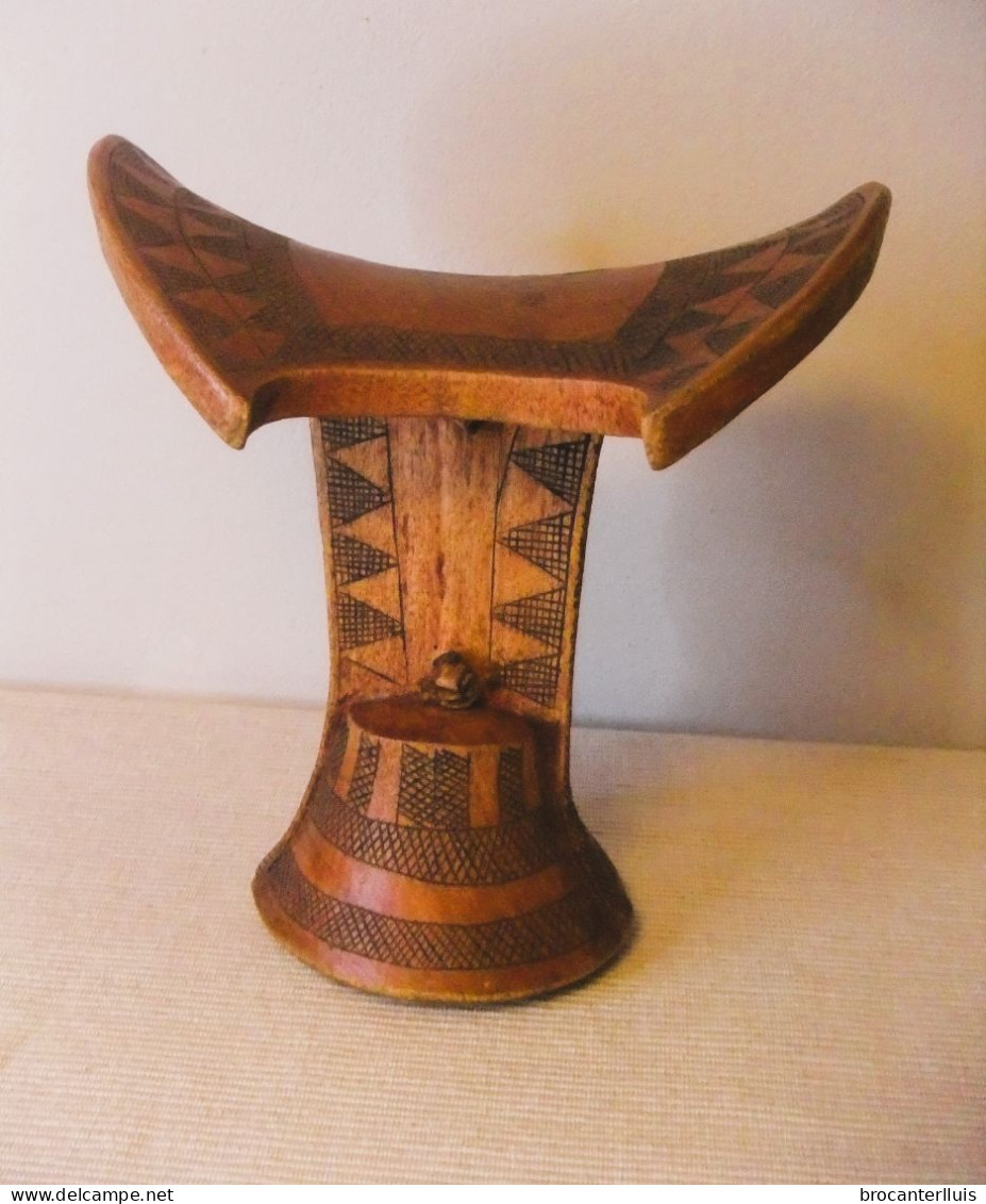 ANTIGUO REPOSACABEZAS ETÍOPE CON DECORACIÓN TALLADA Y ASA DE CUERO. AFRICA TRIBAL - African Art