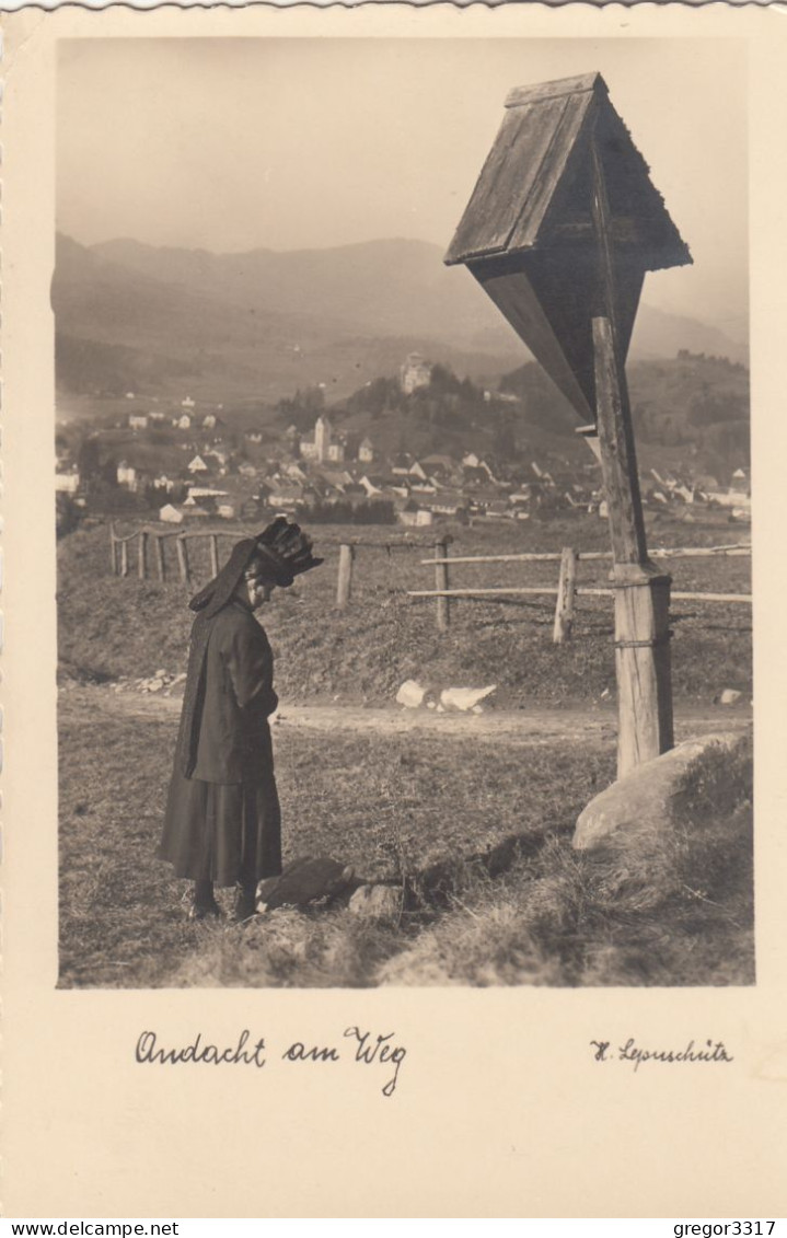 E2839) Andacht Am WEG - Frau In Tracht Vor Kreuz Am Weg - NEUMARKT / Steiermark 1942 - Neumarkt