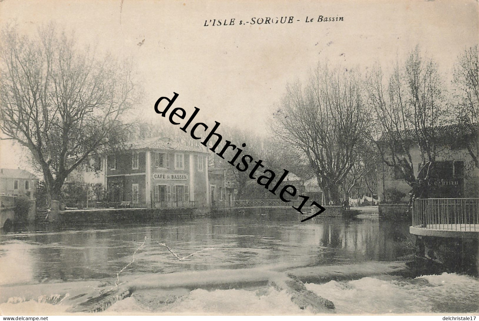 CPA 84 0117 L'Isle-sur-SORGUE - Le Bassin- Animée Café Du Bassin Et Magasin CARTIER - écrite Et Circulée - L'Isle Sur Sorgue