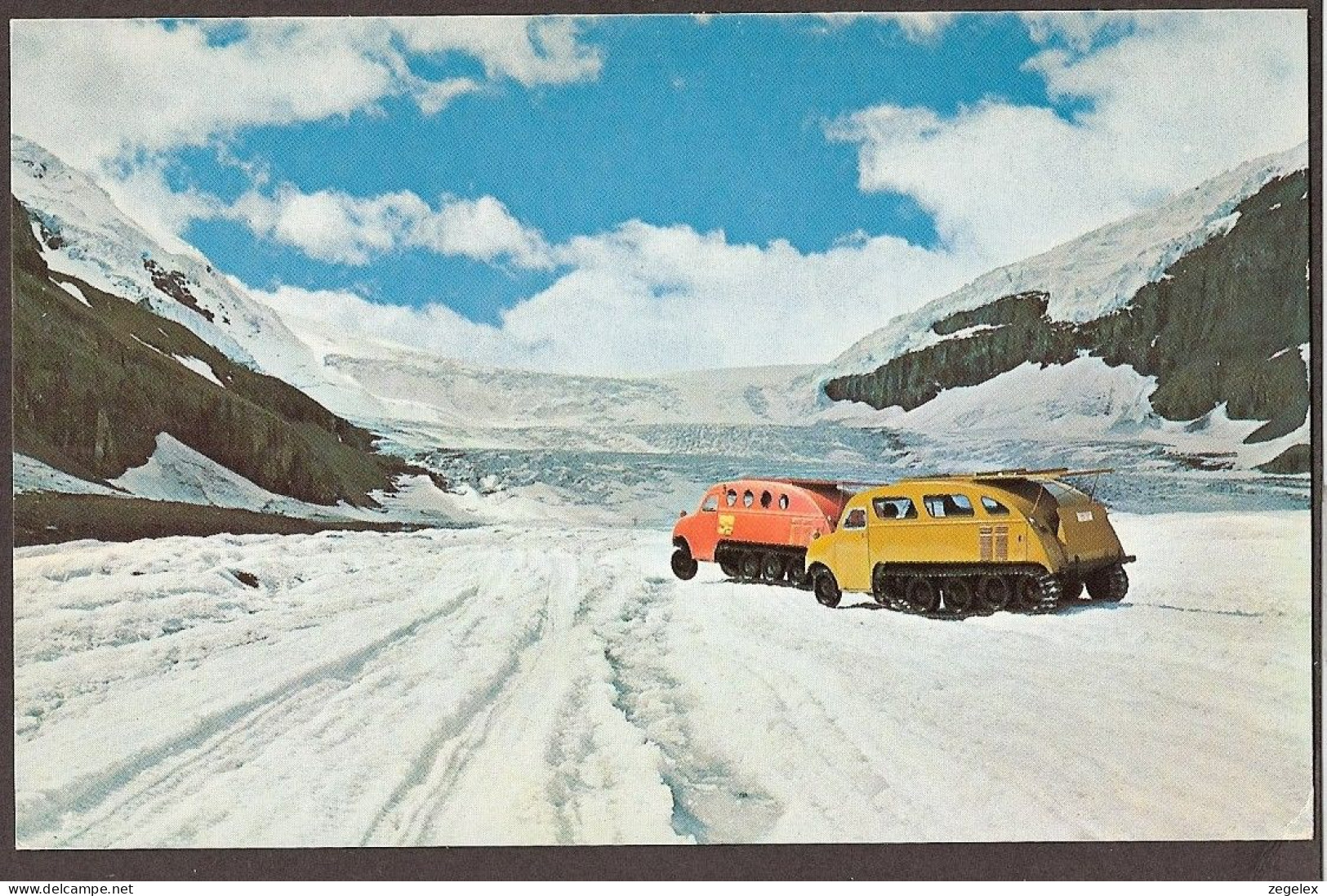 Snowmobiles Approaching The Névé At The Head Of The Athabaska Glacier Of The Columbia Ice Fields. Automobiles - Sonstige & Ohne Zuordnung