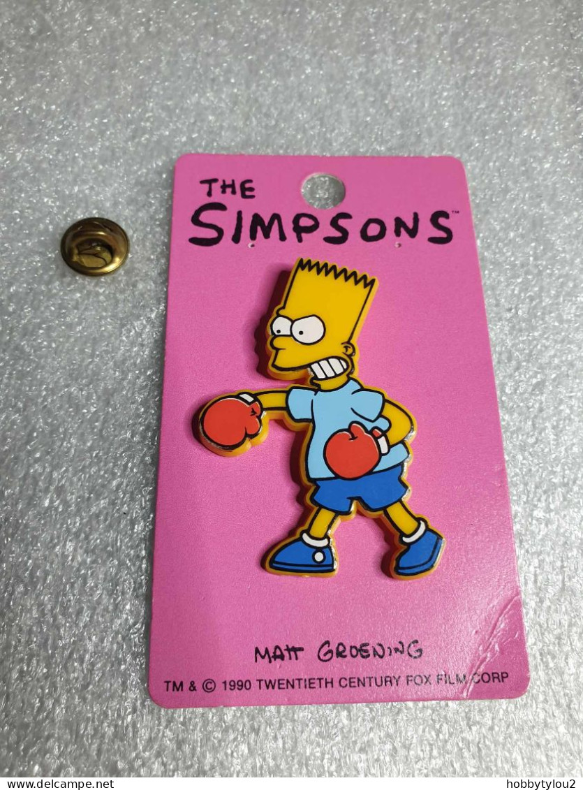 Pin's The Simpson's - Matt Groening 1990 Pin's En Plastique Sur Carton Fuschia (9.4 X 5.4 Cm) - Kino