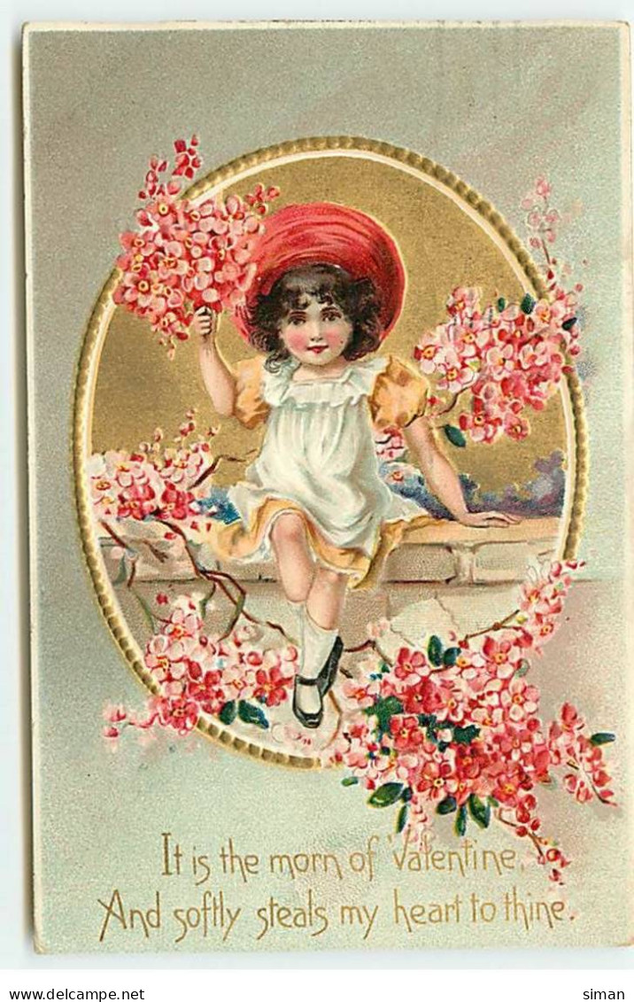 N°18795 - Carte Gaufrée - It Is The Morn Of Valentine ... To Thine - Fillette Tenant Un Bouquet Assise Sur Un Mur - San Valentino