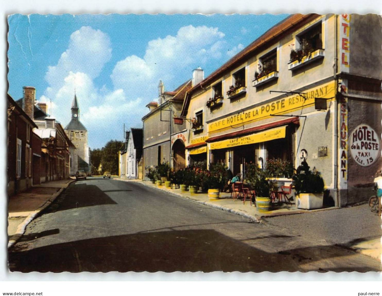 FLOGNY : L'Hôtel De La Poste Et L'Eglise - état - Flogny La Chapelle