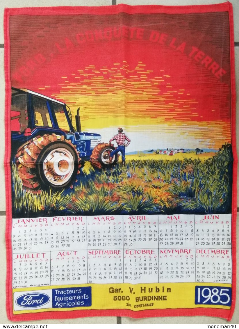 CALENDRIER EN TISSU - FORD - LA CONQUÊTE  DE LA TERRE - TRACTEURS ÉQUIPEMENTS AGRICOLES - GARAGE V. HUBIN,  BURDINNE. - Groot Formaat: 1981-90