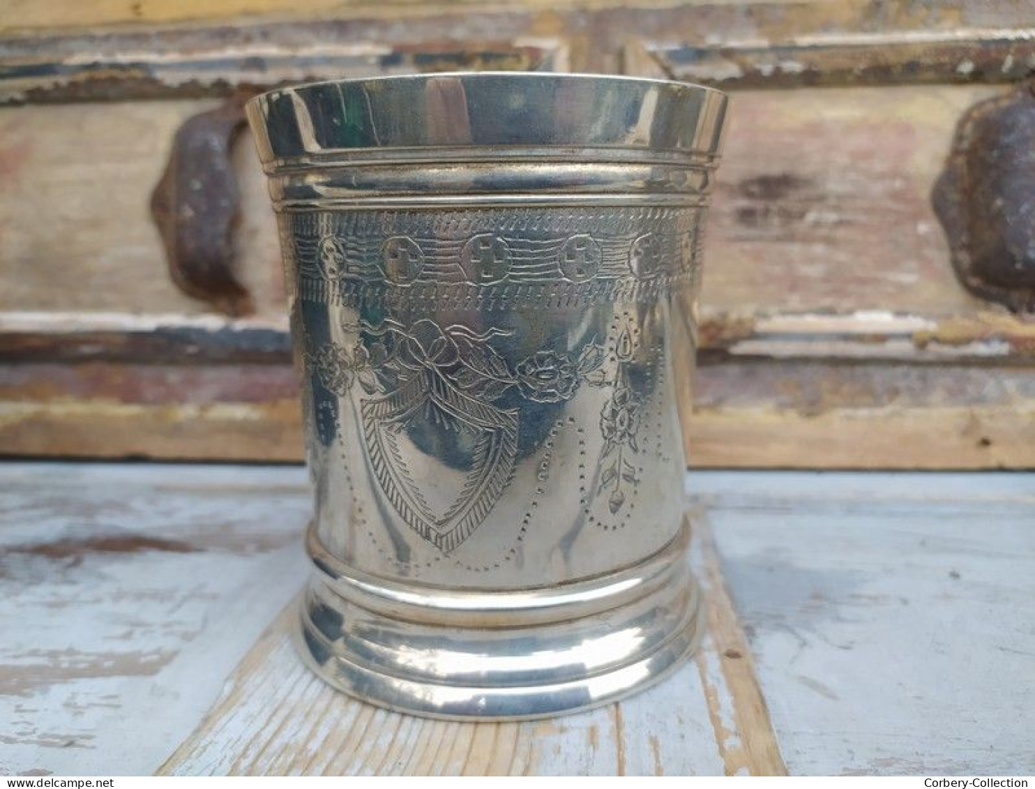 Ancien Vase Argent Ou Métal Ciselé Blason Style Anglais - Silverware