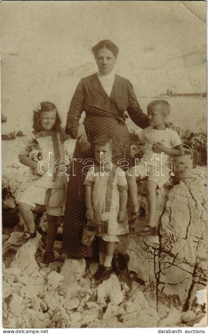 T3 1913 Novi Vinodolski, Családi Kép A Tengerparton / Family Photo On The Beach (EB) - Zonder Classificatie