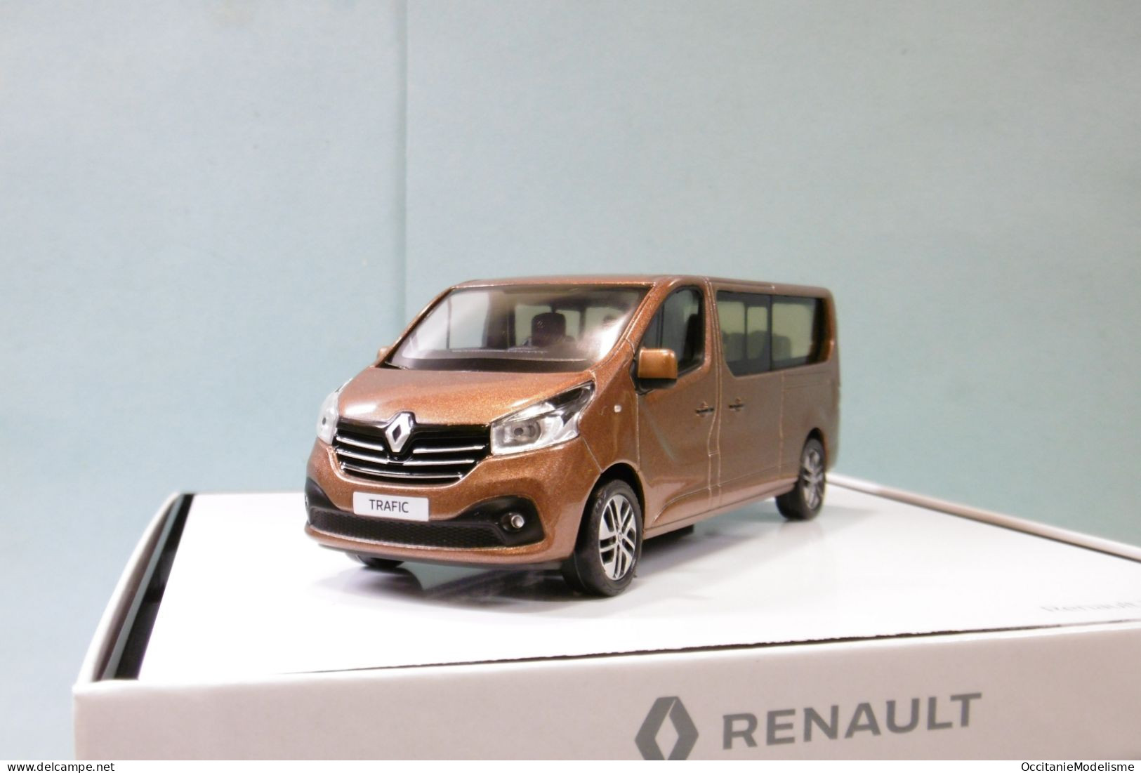 Norev - RENAULT TRAFIC III Combi 2018 Bronze Métallisé Réf. 77 11 785 155 BO 1/43 - Norev