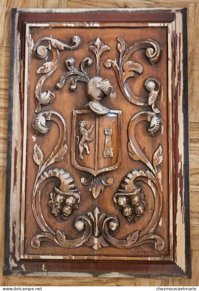 SCULPTURE BLASON ARMOIRIES LION TOUR HEAUME BOIS SCULPTE COLLEE SUR PLANCHE - Bois