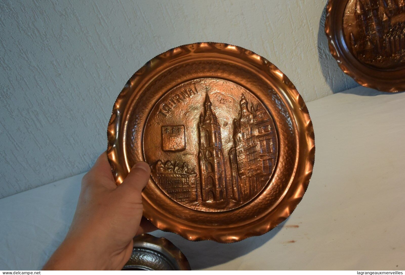 C23 Ensemble De 3 Assiettes En Cuivre De La Ville De TOURNAI - Coppers