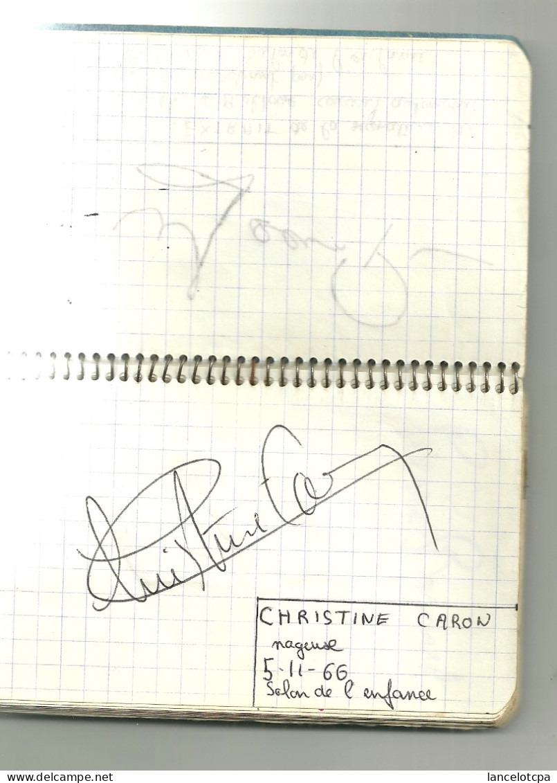 PETIT CARNET DE 25 AUTOGRAPHES (ACTEUR CHANTEUR SPORTIF 1966) - Zangers & Muzikanten