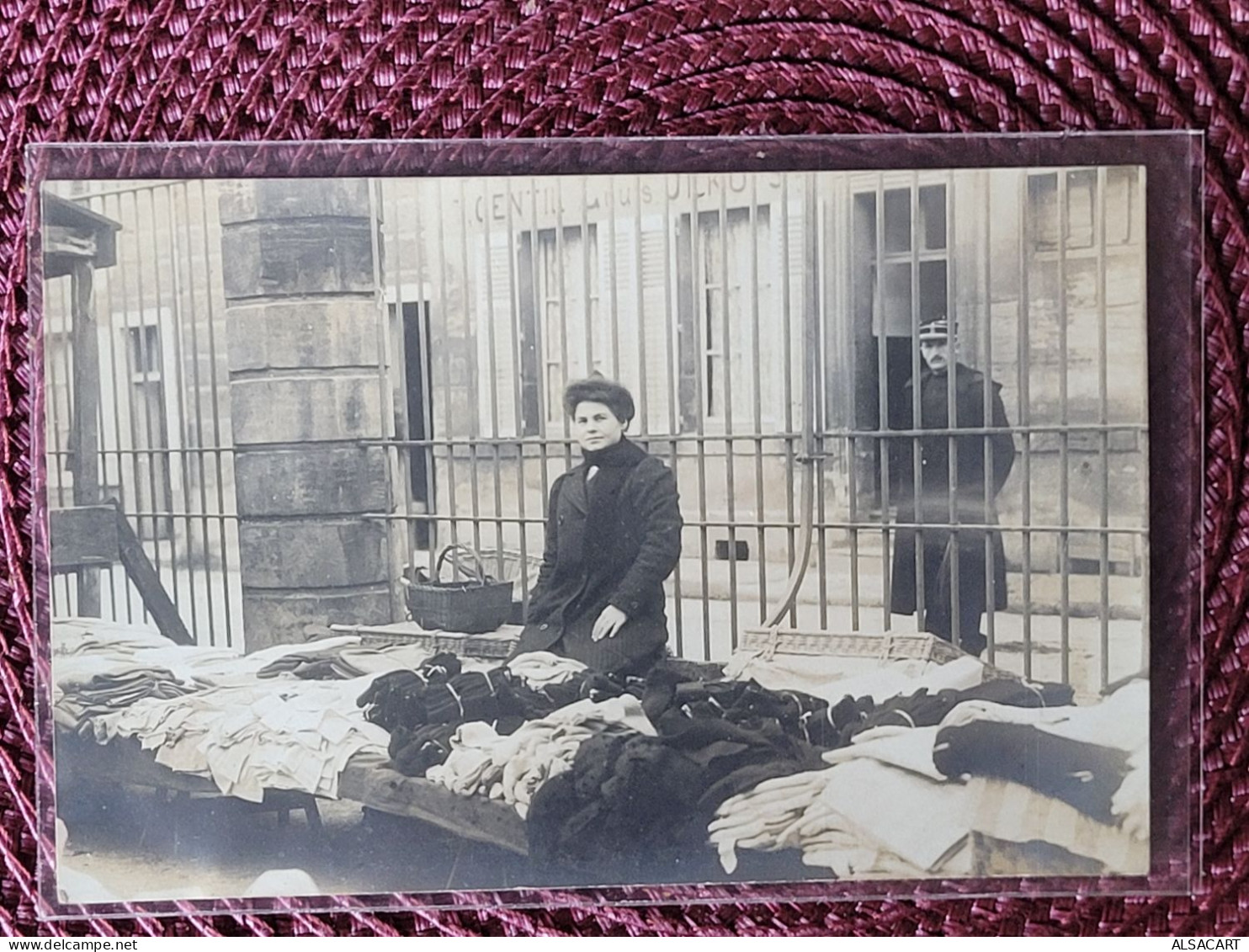 Carte Photo ,   Marchandes D'étoffes , Paris? - Marchands