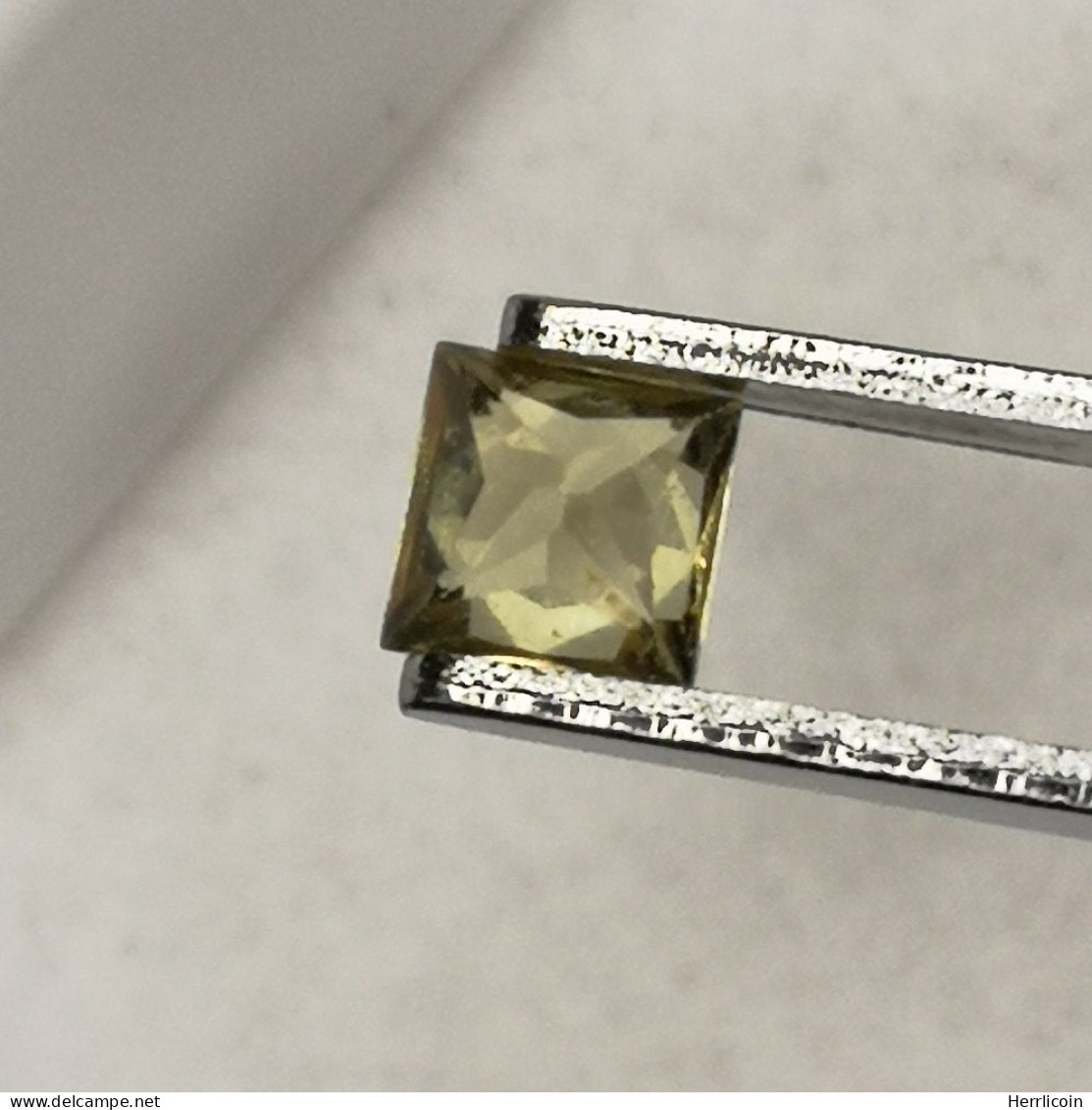 Saphir Jaune Traité (BE) De Madagascar - Carré 0.38 Carat - 3.7 X 3.7 X 2.7 Mm - Saphir