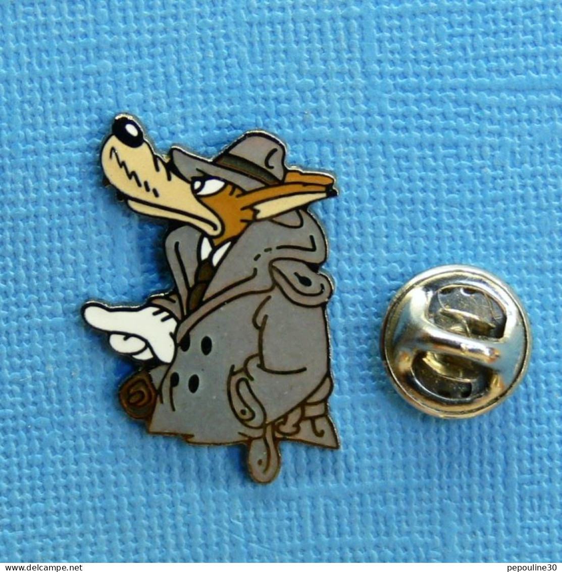 1 PIN'S /  ** TEX AVERY / LE LOUP EN INSPECTEUR ** . (© 1991 Tuner Ent CO Démons & Merveilles).  - Cinéma