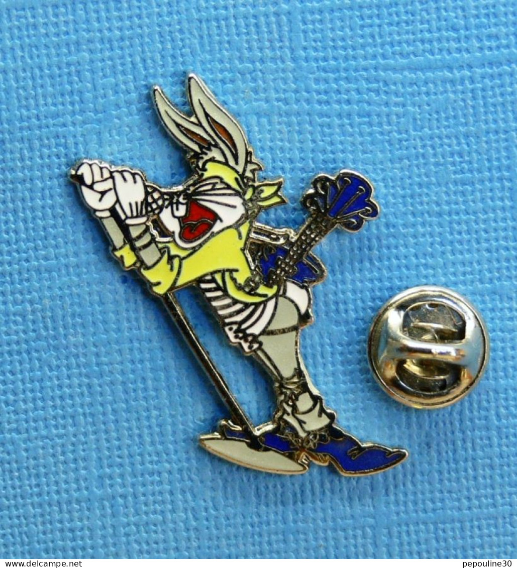 1 PIN'S /  ** LOONEY TUNES " BUGS BUNNY " CHANTEUR - ROCKEUR ** . (™ & © 1992 Warner Bros INC Démons & Merveilles).  - Cinéma