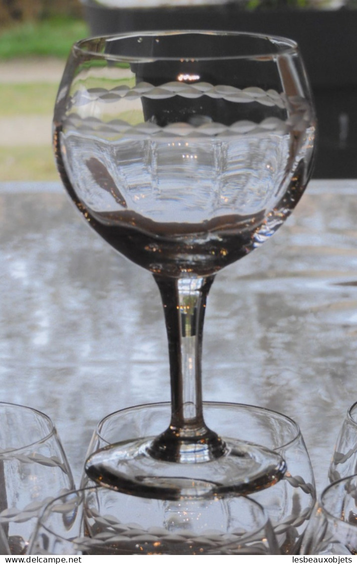 -8 VERRES BALLON à PIEDS en VERRE avec Fine FRISE Gravée déco TABLE 1950/60   E