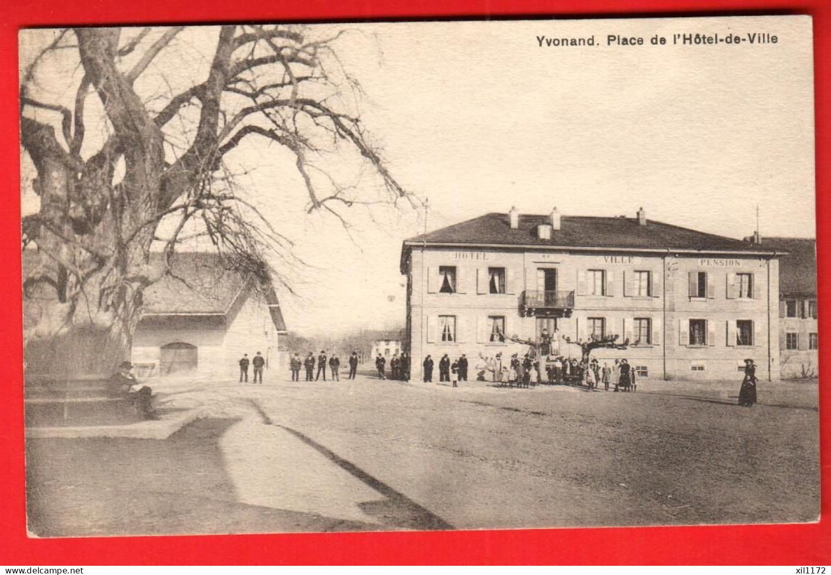 XZL-17  Yvonand Nord Vaudois. Place De L'Hotel-de-Ville  TRES ANIME.  Auberson Carte-Photo. Cachet Militaire - Yvonand