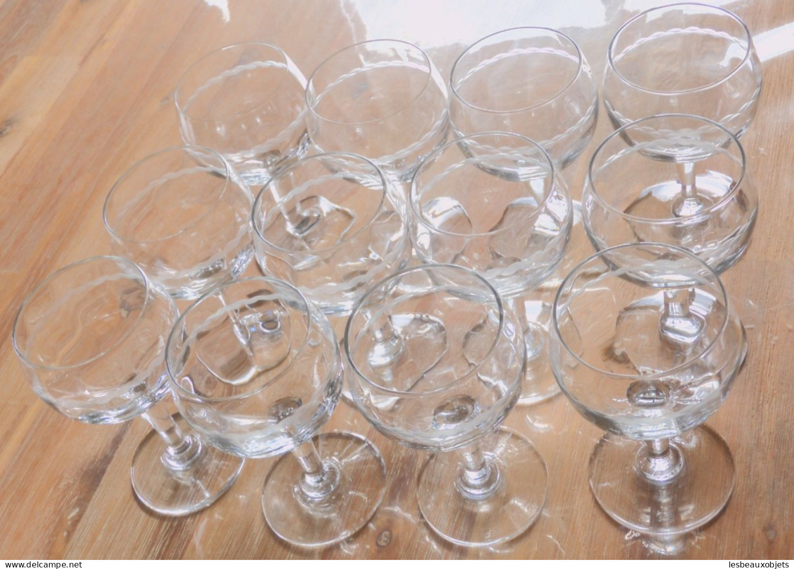 -12 VERRES BALLON à PIEDS en VERRE avec Fine FRISE Gravée  déco TABLE 1950/60     E