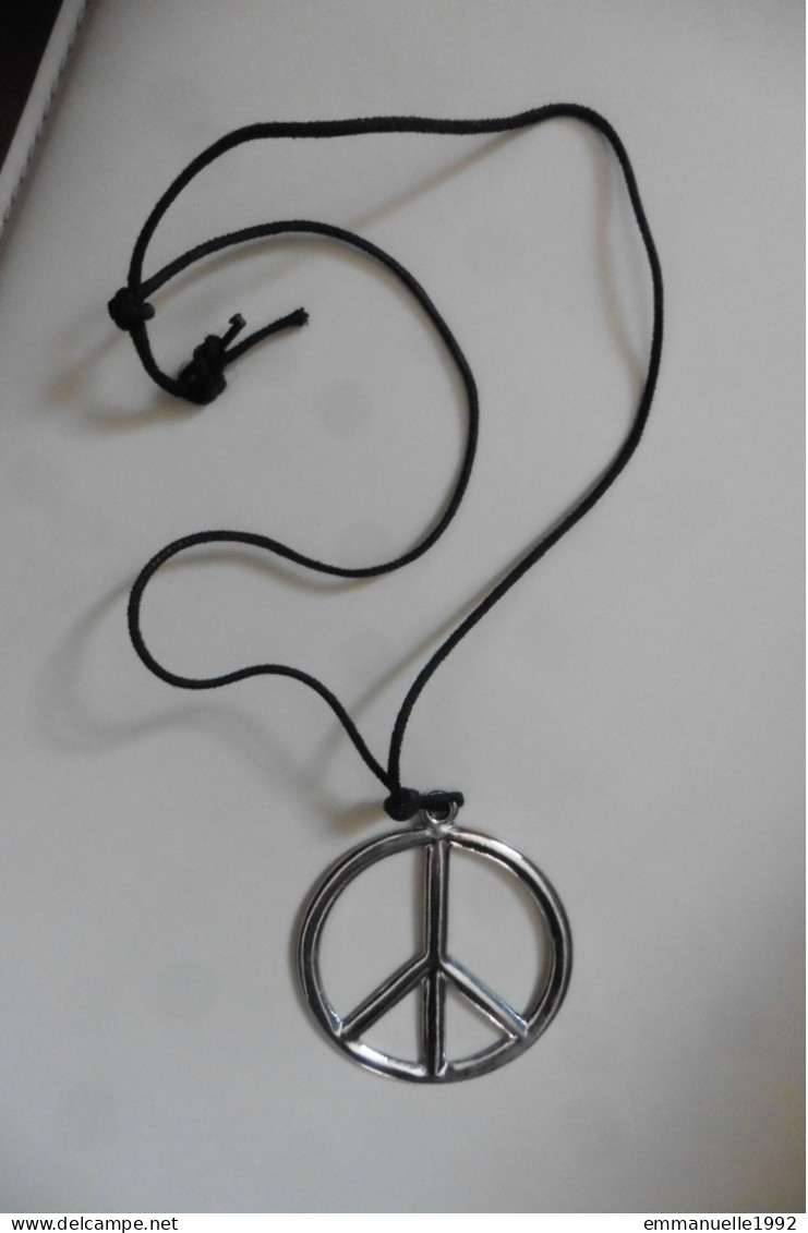 Collier Pendentif Rond En Métal Argenté Signe De La Paix Sur Cordon Noir Longueur Réglable - Colliers/Chaînes