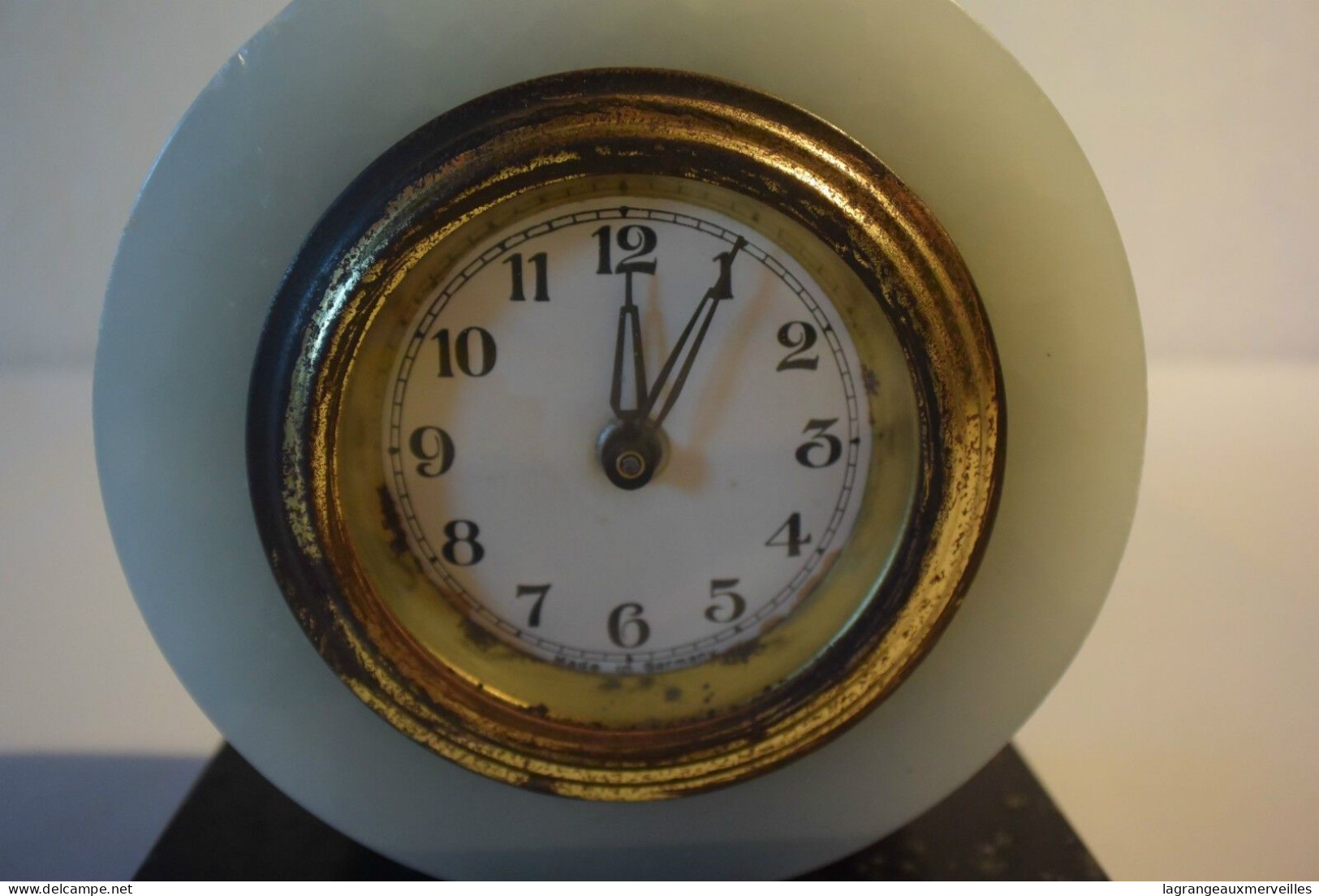 C38 Ancienne Horloge Avec Pied En Marbre Noir - Clocks