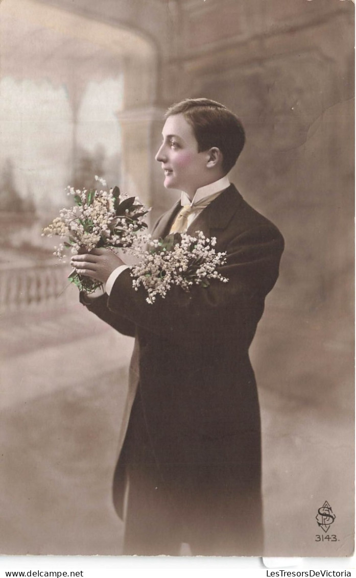 FANTAISIES - Hommes - Hommes Tenant Un Bouquet De Fleur Dans Sa Main - Carte Postale Ancienne - Hombres