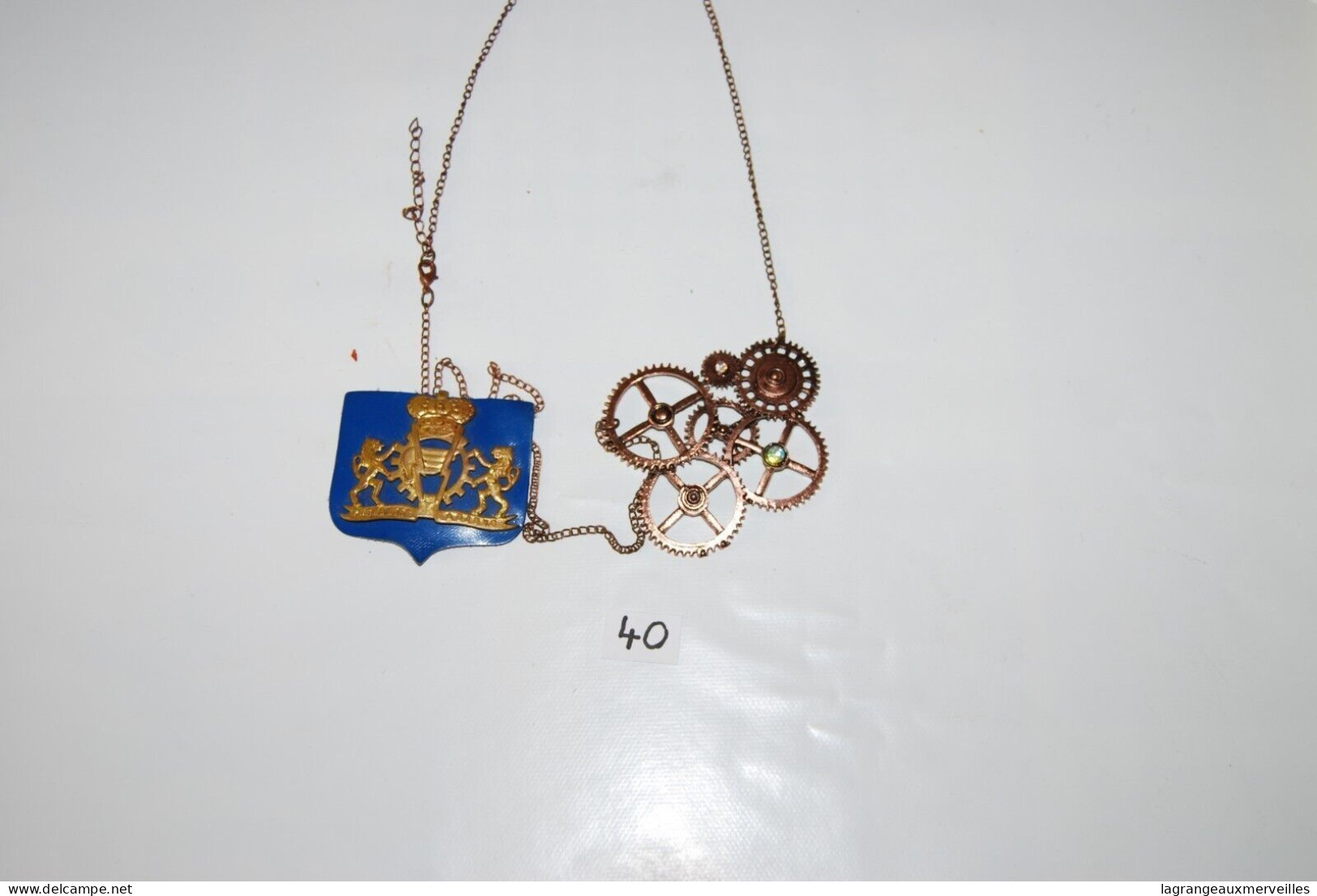 C40 Bijou Fantaisie - Collier - Pendentif Gothique - Blason - Couronne - Pendentifs