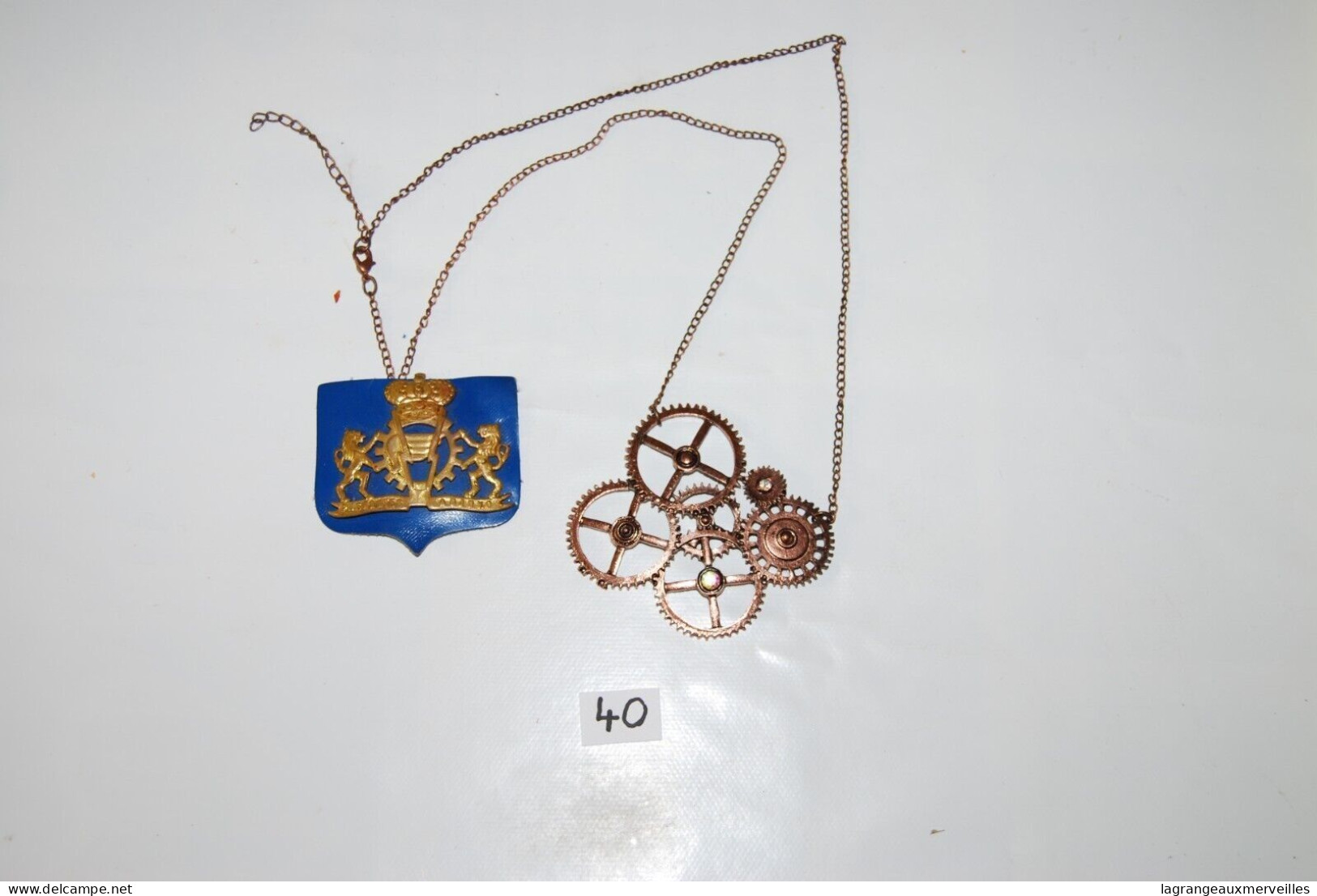 C40 Bijou fantaisie - collier - pendentif gothique - blason - couronne