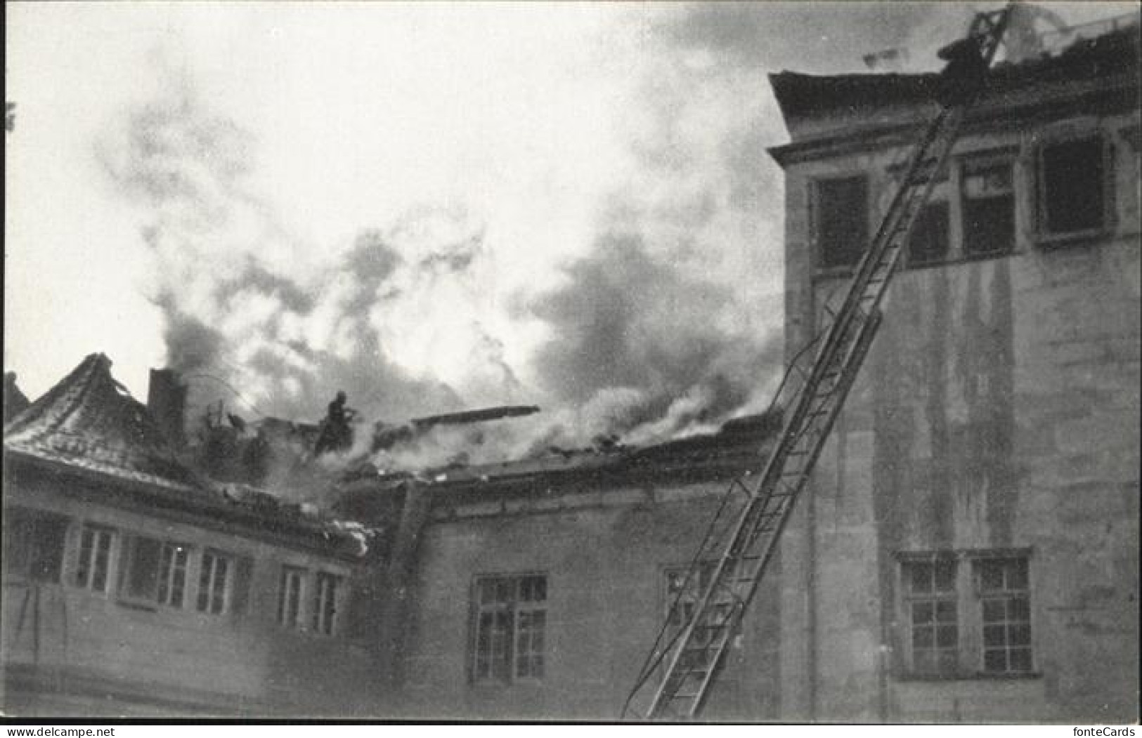 41414032 Feuerwehr Schloss Stuttgart Brand Dachstuhl   - Sapeurs-Pompiers