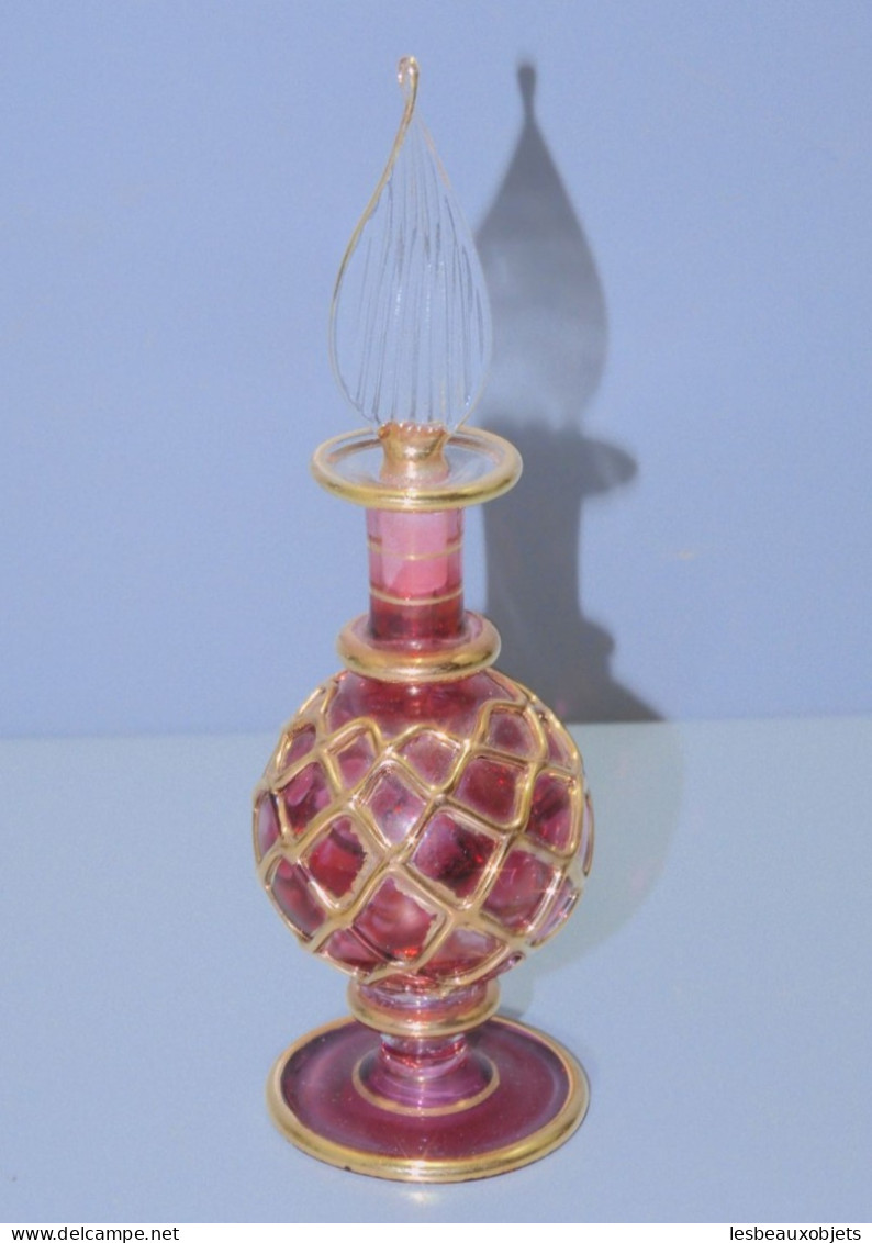 -JOLI FLACON A PARFUM En VERRE De VENISE Ou MURANO Avec Son BOUCHON VITRINE   E - Vidrio & Cristal