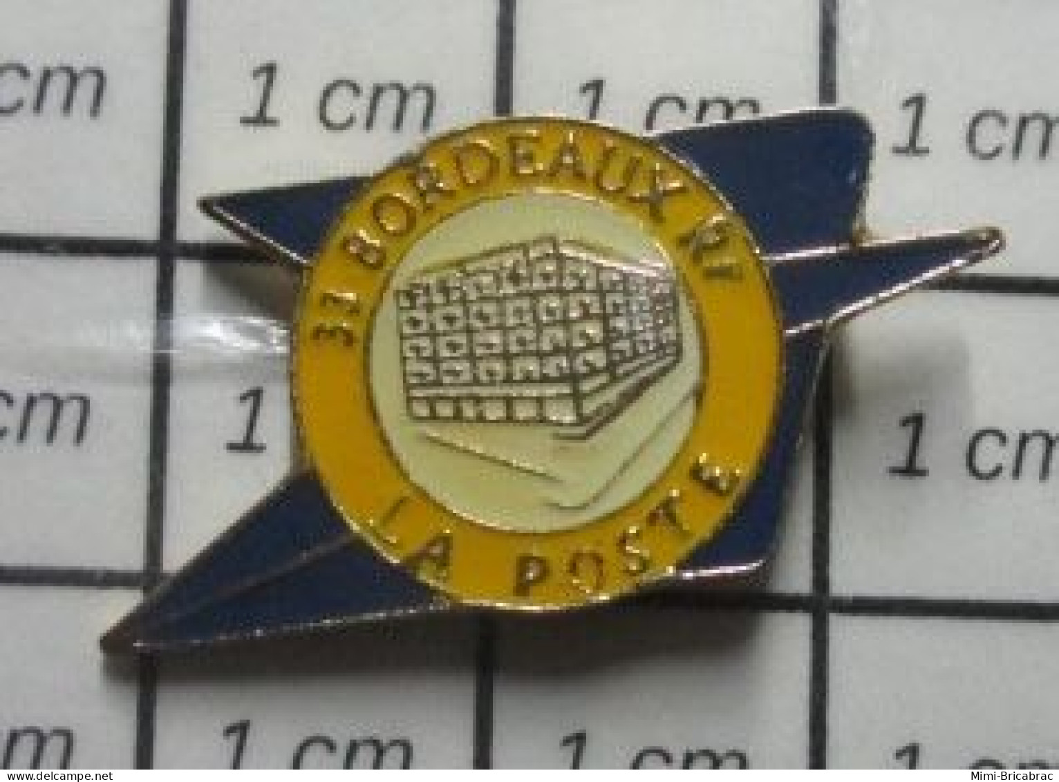 1320  Pin's Pins / Beau Et Rare / POSTES / LA POSTE BORDEAUX OISEAU BLEU - Mail Services