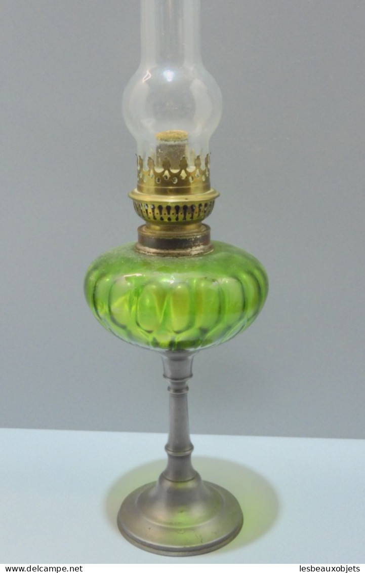 - ANCIENNE LAMPE A PETROLE PIED ETAIN BOL VERRE COULEUR VERTE Complète   E