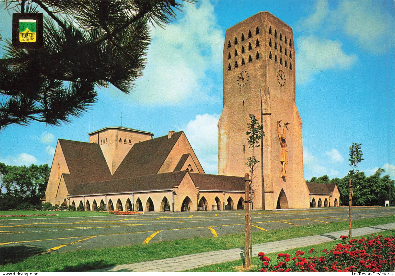 BELGIQUE - Oostduinkerke -  Vue Générale De L'église St Nicolas - Carte Postale - Oostrozebeke