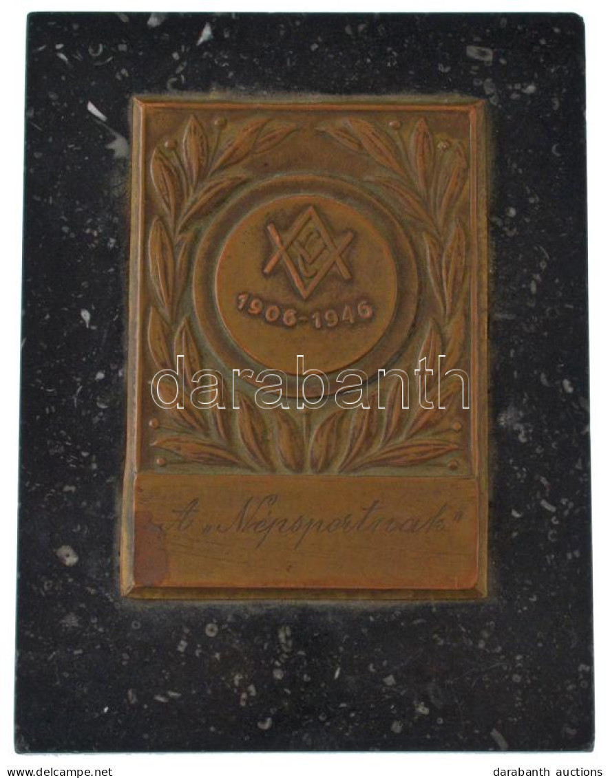 1946. "VAC (Vívó Atlétikai Club)" Bronz Plakett "A Népsportnak" Gravírozással (58x81mm), Márvány Talapzaton (120x91x20mm - Sin Clasificación