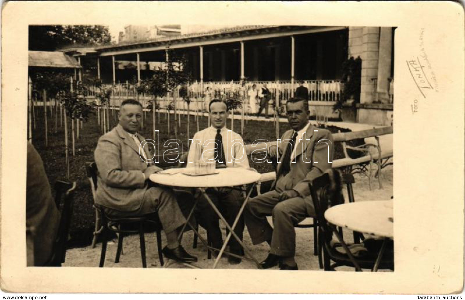 T2/T3 1938 Rogaska Slatina, Rohitsch-Sauerbrunn; Men At Restaurant Teras, Tonka Photo (kopott Sarkak/ Worn Corners) - Zonder Classificatie