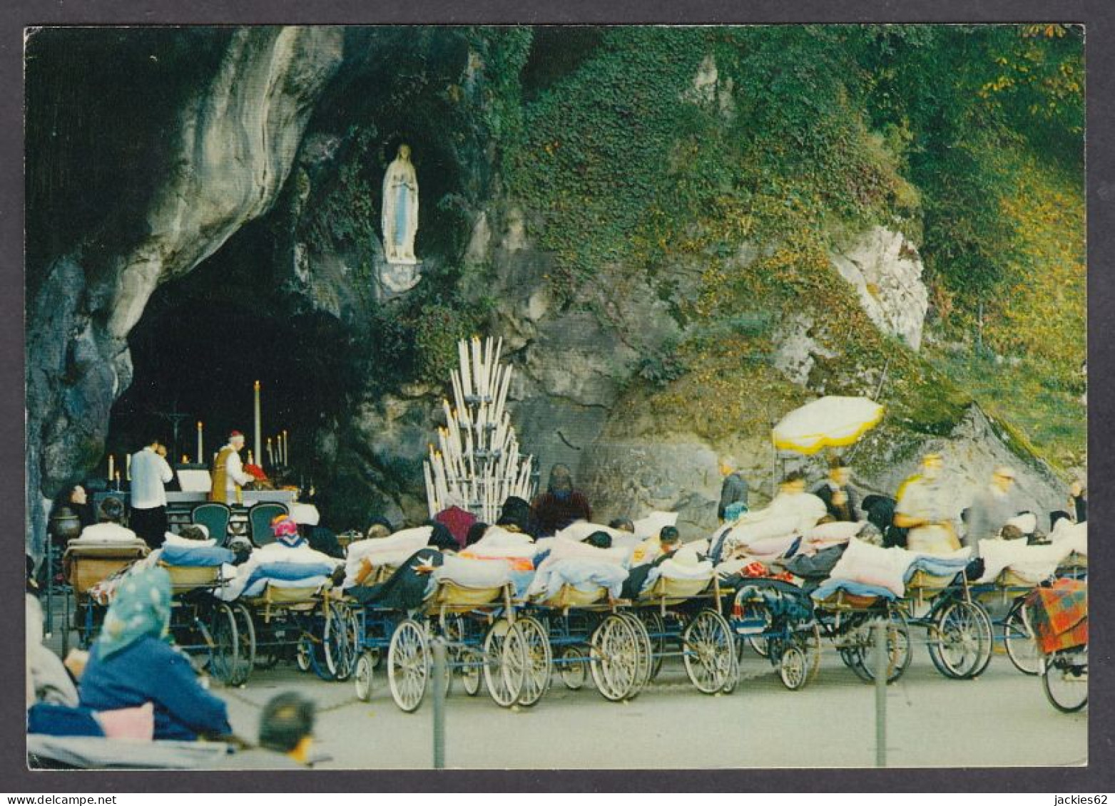 121372/ Lourdes, Les Malades Devant La Grotte - Lieux Saints