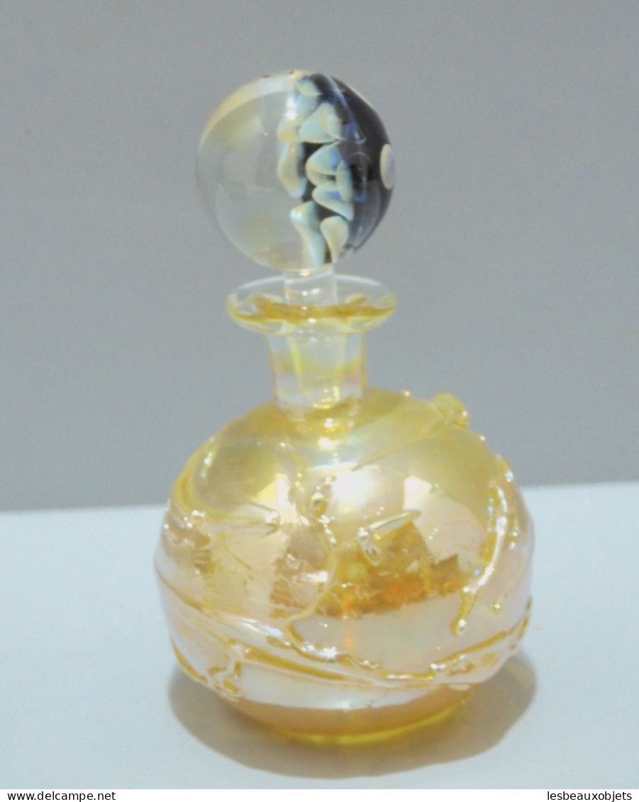 -JOLI FLACON A PARFUM En VERRE De VENISE BOUCHON Façon BOULE SULFURE VITRINE   E - Glass & Crystal