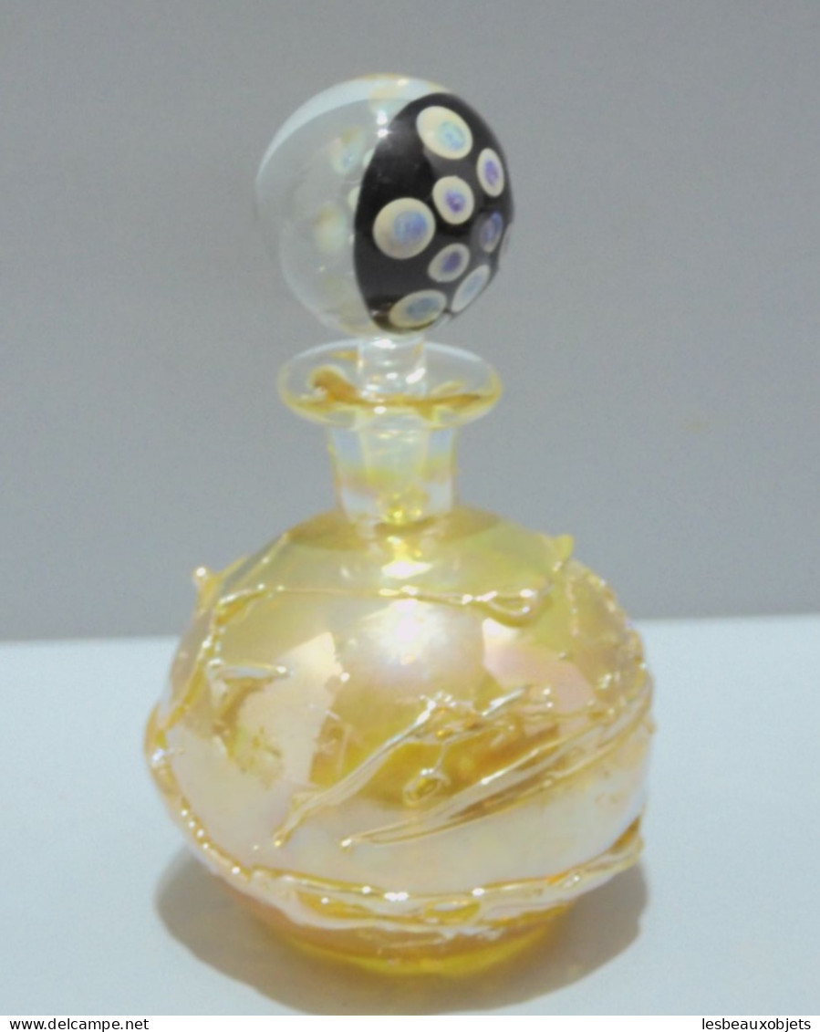 -JOLI FLACON A PARFUM En VERRE De VENISE BOUCHON Façon BOULE SULFURE VITRINE   E - Verre & Cristal