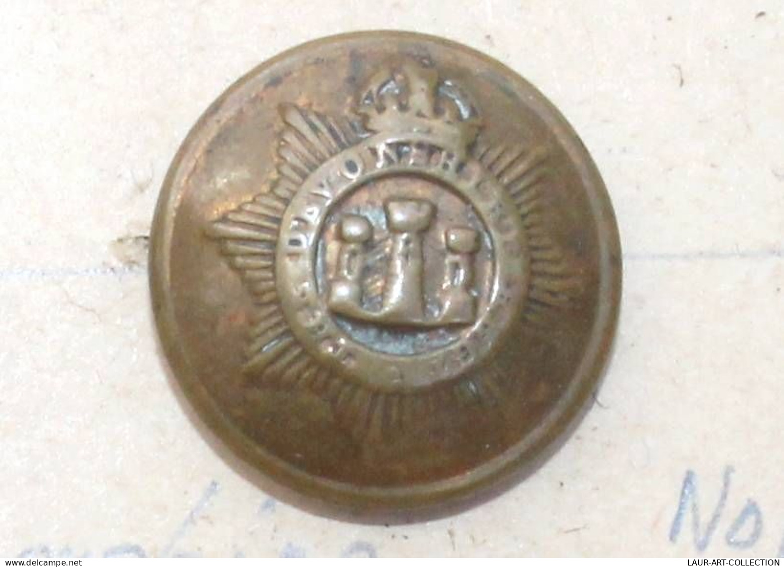 BOUTON MILITAIRE ANGLAIS - DEVONSHIRE REGIMENT UK 1901-52 ARMEE TROUPE WWII 18mm / ANTIQUE BUTTON ENGLAND   (2203.349) - Knoppen