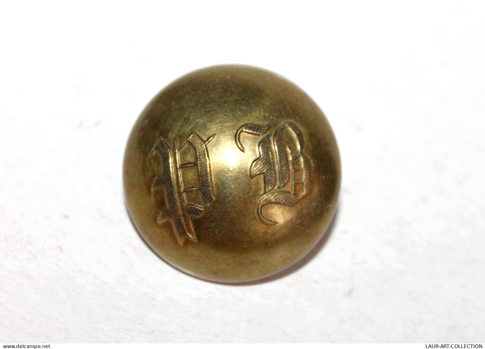 RARE GROS BOUTON UNIFORME ANCIEN DE LIVRÉE CHIFFRÉ GOTHIQUE INITIALE "PB" D:29mm / ANTIQUE BUTTON FRENCH   (2202.2) - Knoppen