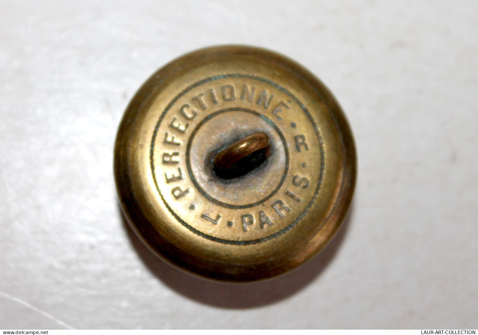 RARE GROS BOUTON UNIFORME ANCIEN DE LIVRÉE CHIFFRÉ GOTHIQUE INITIALE "PB" D:29mm / ANTIQUE BUTTON FRENCH   (2202.2) - Knoppen