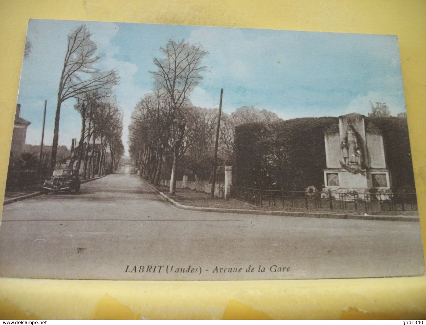 40 1564 INCONNU SUR DELCAMPE. CPA COLORISEE - VUE DIFFERENTE N° 1 - 40 LABRIT - AVENUE DE LA GARE - AUTO - Labrit