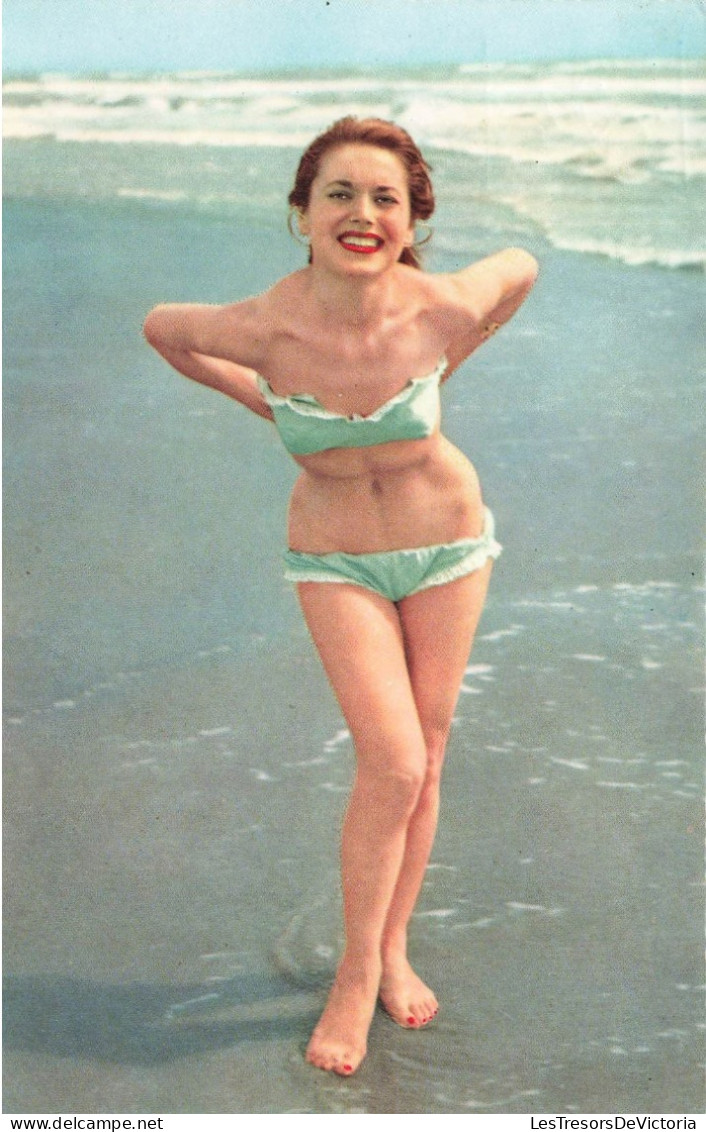 PIN-UPS - Femmes - Femme Seule Souriante Sur Une Plage - Carte Postale - Pin-Ups