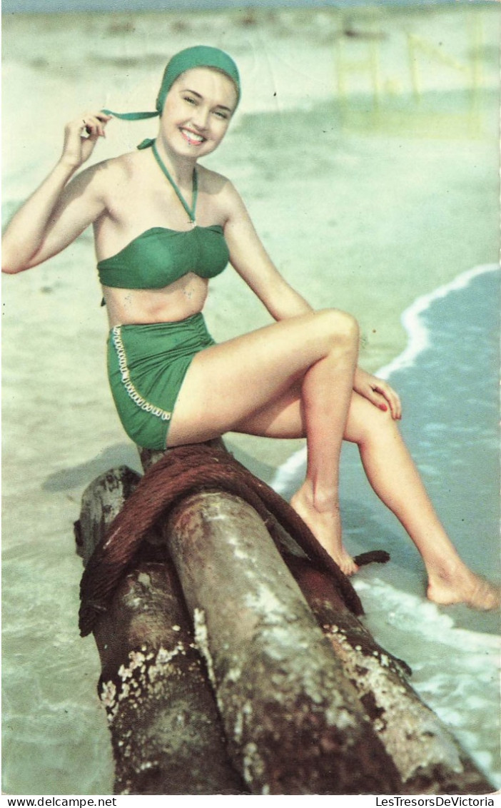 PIN-UPS - Femmes - Femme Seule Souriante Sur Une Plage - Carte Postale - Pin-Ups