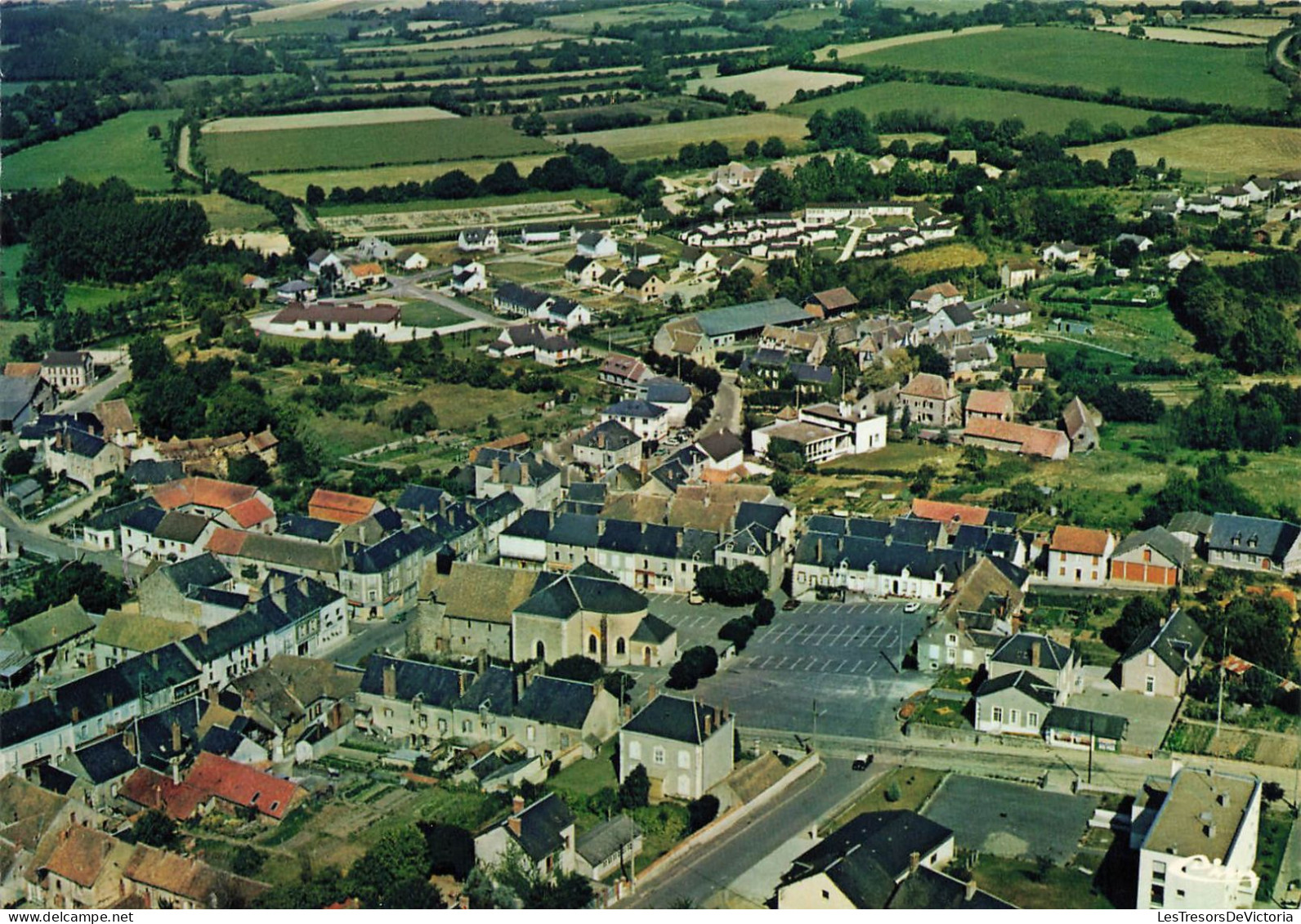 FRANCE - Vailly Sur Sauldre (cher) - Vue Générale De La Place De L'église - Vue Aérienne - Carte Postale - Bourges