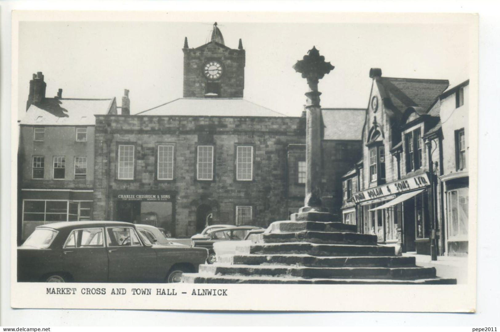 Post Card  Northumberland - ALNWICK Market Cross And Town Hall - Old Cars From The 1950s - Altri & Non Classificati