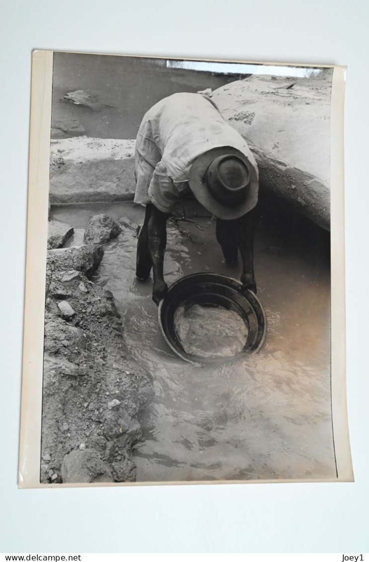 Portfolio original de Pierre Duverger pendant son voyage en Afrique en 1957 en 2CV, Format 30/40 40 photos