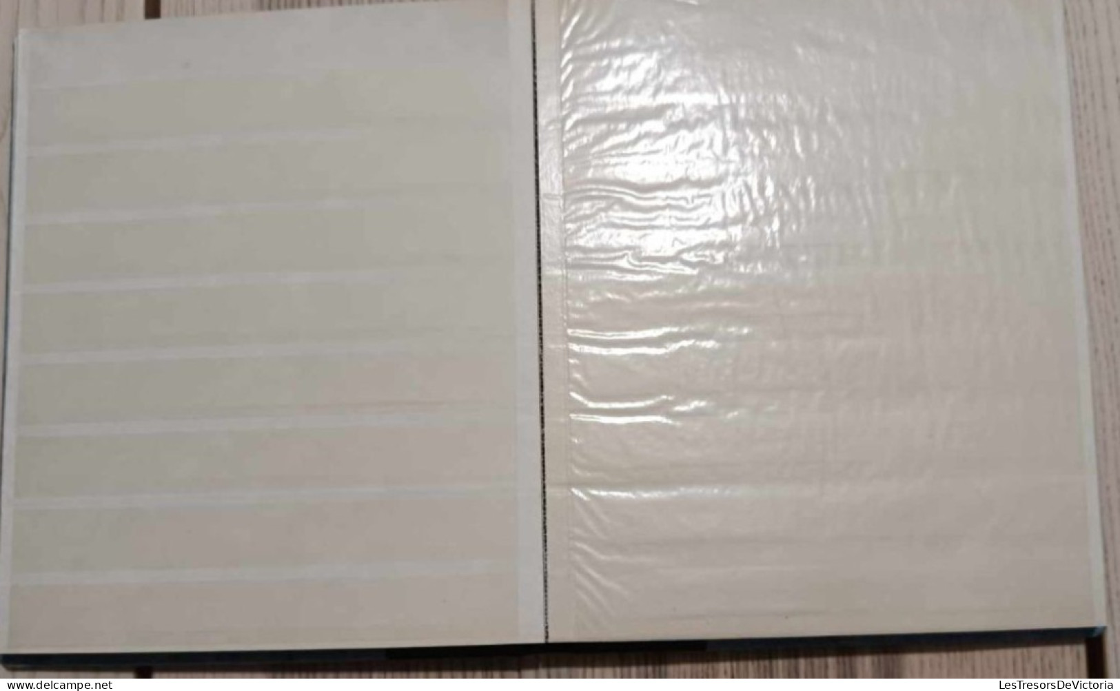 Album Pour Timbres - 32 Pages à Bandes Sur Fond Blanc - Couverture Type Livre Bleu - Small Format, White Pages