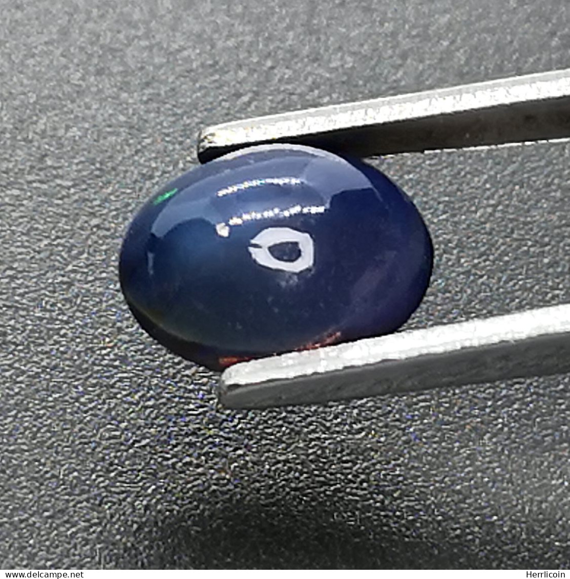 Opale noire traitée d'Ethiopie - Cabochon ovale 0.79 Carat - 7.8 x 6.0 x 3.5 mm