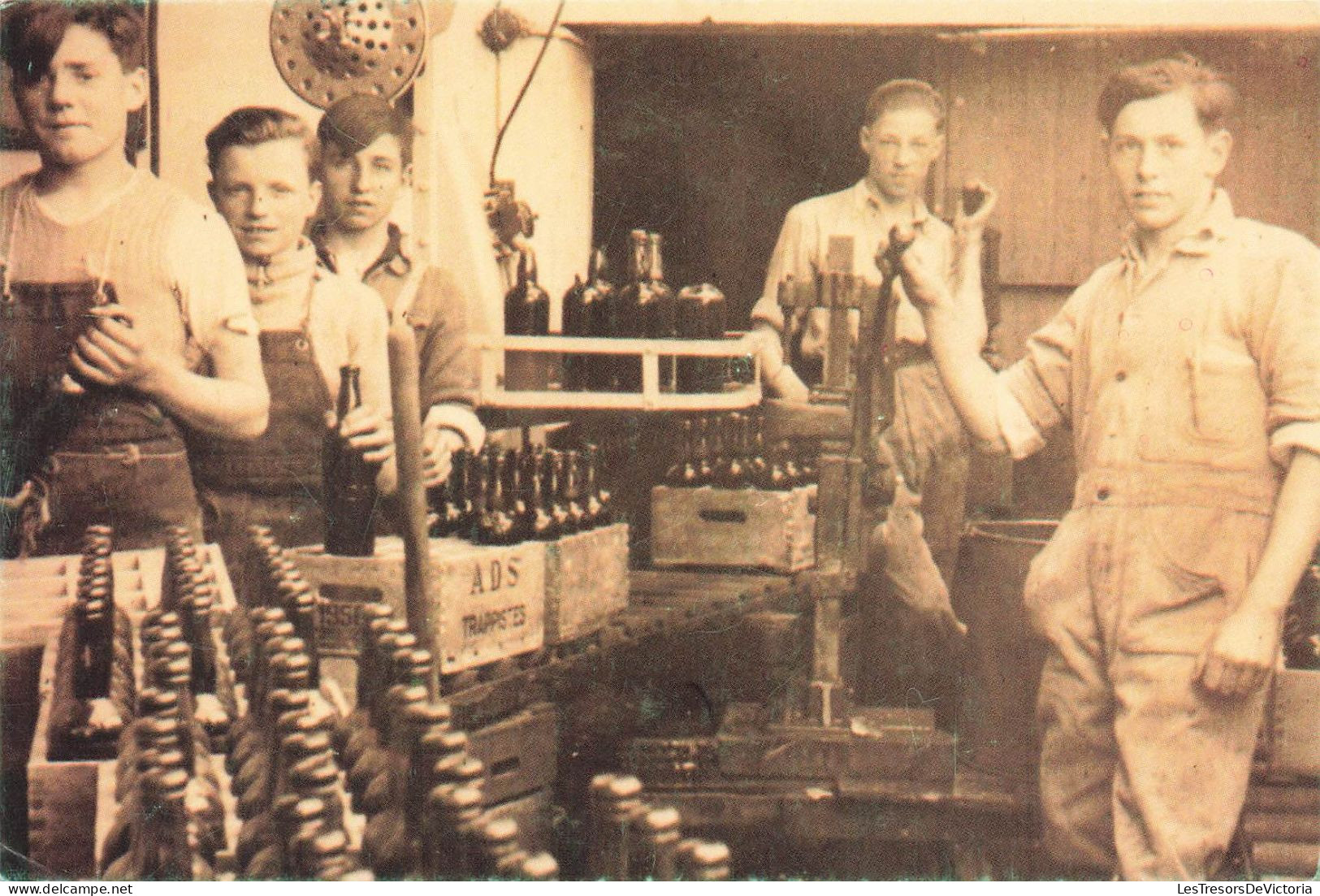 METIERS - Industrie - Jeunes Hommes à L'usine - Bières - Embouteillage - Carte Postale Ancienne - Industrie