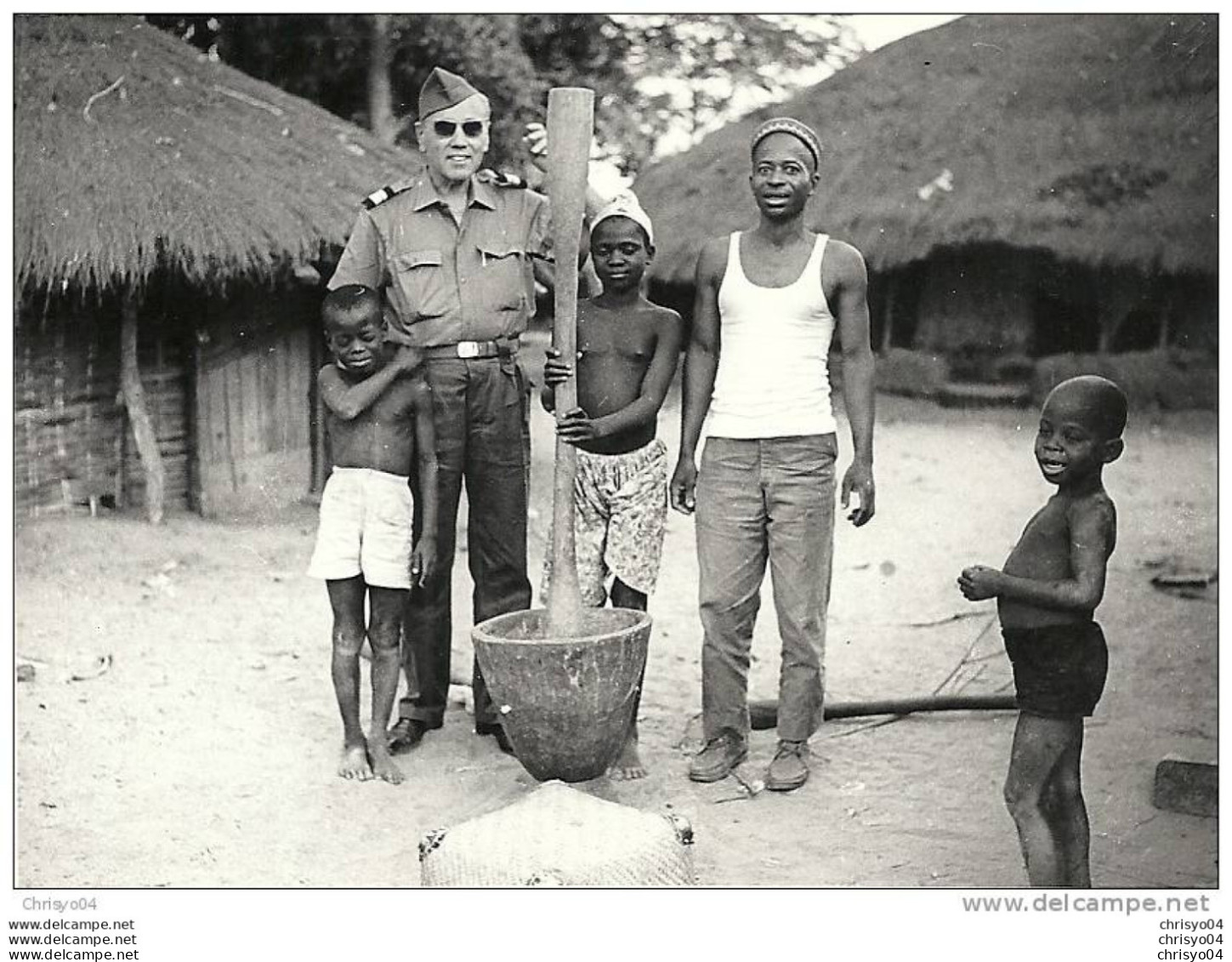 18Pt*    GUINEE PORTUGAL PHOTO EM BOR EN 1966 OFFICIER POTUGAIS ET INDIGENES - Guinea-Bissau