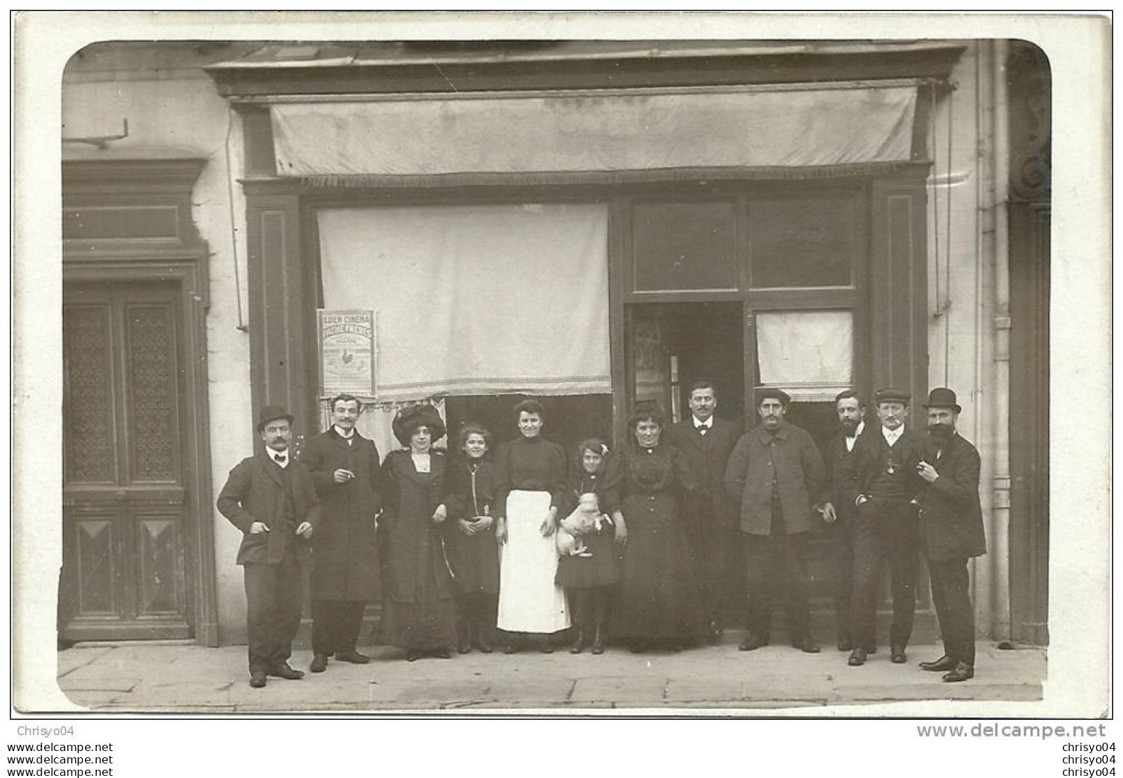 2Eb   42 Carte Photo Riorges (sans Doute?) Commerce? Entreprise? Affiche De Cinema Eden à Roanne Sur La Vitrine - Riorges